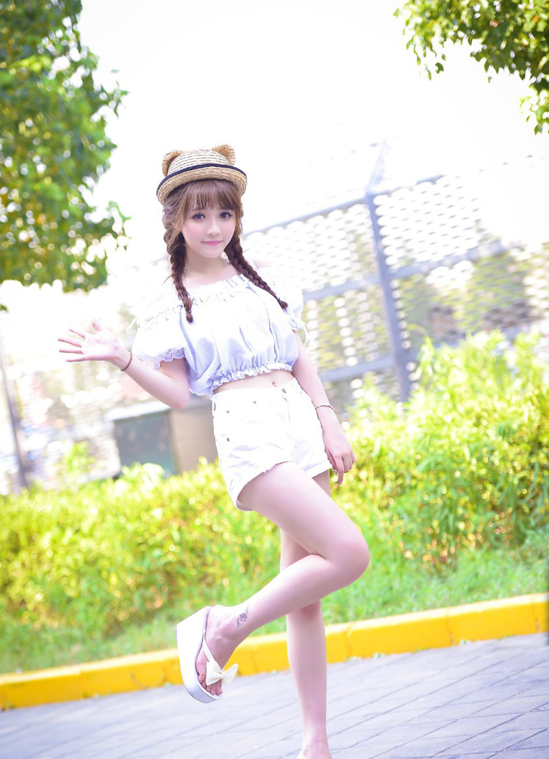 姐妹俩依言进来，大乔担忧的看了小乔一眼，连忙向吕布道：“夫君，妹妹她只是……毕竟当年也算相识一场，并不是……”